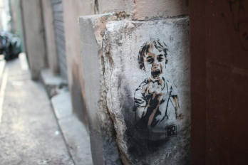 pochoir dans les rues de MARSEILLE de RNST street-art