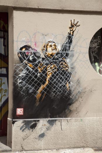 street-art, pochoir, stencil, art urbain, urban-art de RNST grenoble 2015 street-art anti system, refugee welcome