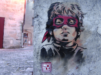 street-art, pochoir, stencil, art urbain, urban-art de RNST pochoir de gamin masqué de RNST emblématique