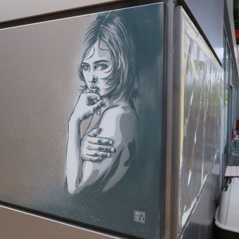 pochoir, street-art Paris gris sur coin de rue