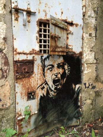 street-art, pochoir, stencil, art urbain, urban-art de RNST street-art anti autoritaire contre l'enfermenent