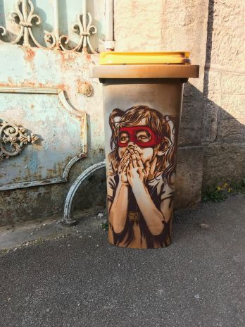 street-art, pochoir, stencil, affiche, graffiti,
peinture sur poubelle de RNST lors du confinement pendant la crise du CORONAVIRUS coronavirus confinement créatif de RNST