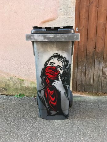 street-art, pochoir, stencil, affiche, graffiti,
peinture sur poubelle de RNST lors du confinement pendant la crise du CORONAVIRUS CORNAVIRUS confinement créatif de l'artiste RNST