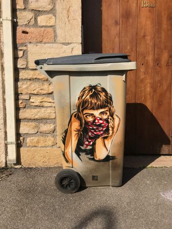 street-art, pochoir, stencil, affiche, graffiti,
peinture sur poubelle de RNST lors du confinement pendant la crise du CORONAVIRUS coronavirus, confinement créatif de RNST